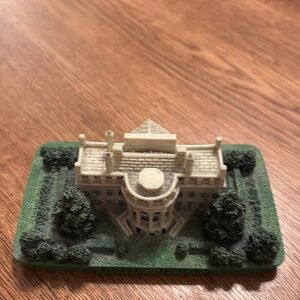 🌿Like new! The White House! Approximately 4 1/2” by 2 1/2”.